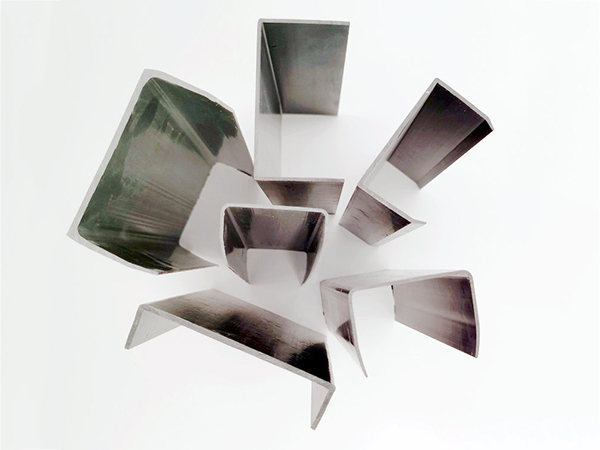 鋁合(he)金門窗防塵蓋